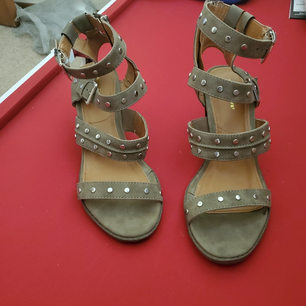 Size 9.5 avenue sandals